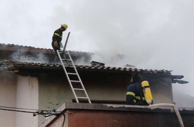 Пламна бившият завод за електроника край Несебър