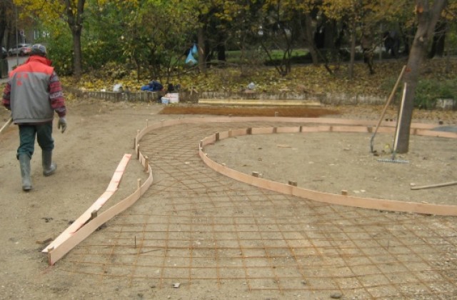 Започна изграждането на модерна детска площадка в парк Марно поле