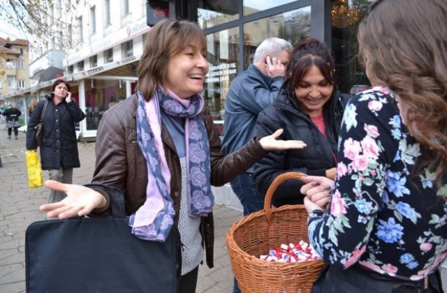 Позитивни мисли срещу усмивка разменяха с търновци членовете на Градския ученически парламент