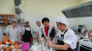 Студентка от ВУМК приготви китайски кнедли за възпитаниците на ПГТ