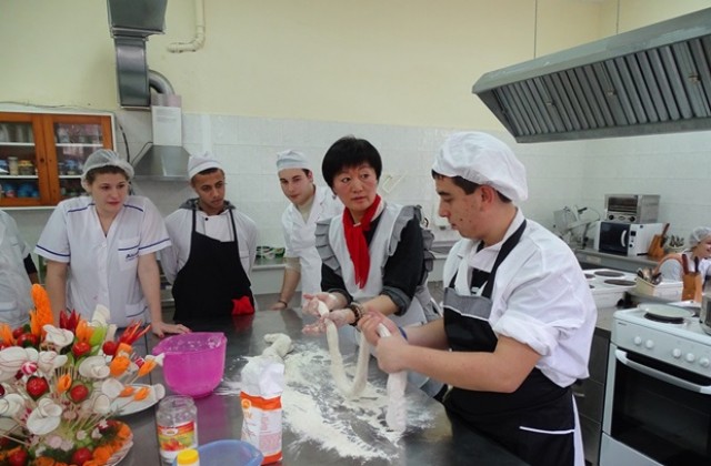 Студентка от ВУМК приготви китайски кнедли за възпитаниците на ПГТ „П.К.Яворов“