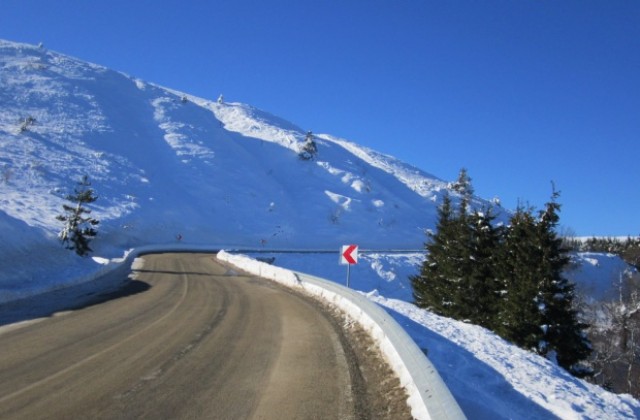 АПИ: Шофьорите, пътуващи през проходите, да тръгват с автомобили, подготвени за зимата