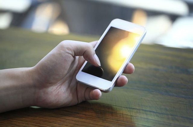 В близко бъдеще ще зареждаме смартфоните с бактерии от тоалетната