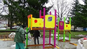 Оборудват найголямата детска площадка в Генерал Тошево