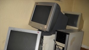 Неизвестен открадна 7 компютъра от магазин