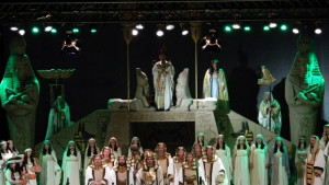 Аида поднесе на великотърновци пищни костюми огнено шоу и дефиле