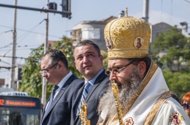 Затварят за час центъра на Варна заради литийното шествие