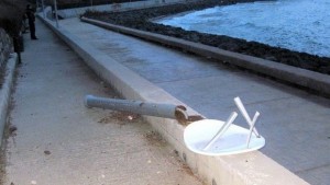 Вандали потрошиха осветление в Несебър