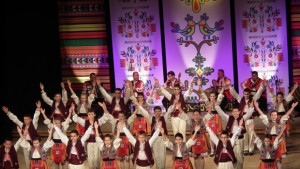 Кметът връчи плакет за принос на ръководителите на танцов ансамбъл