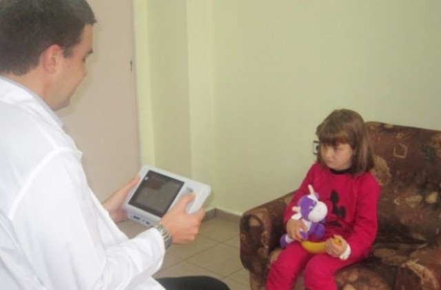 Изследваха зрението на 70 деца с апарат, дарен от „Българската Коледа“
