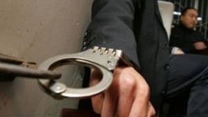 Закопчаха извършители на грабеж младежите издебнали жертвата си на ул