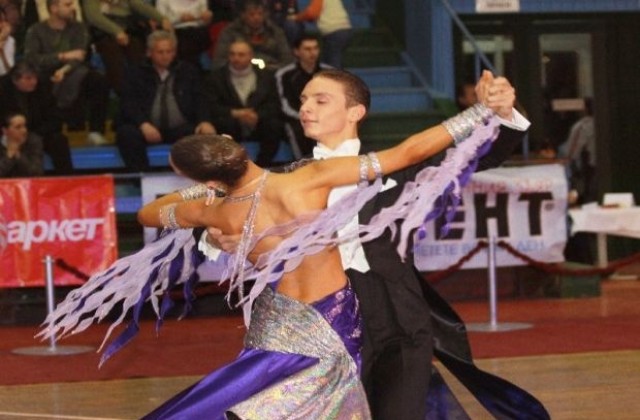 450 участници се включват в турнир по спортни танци в Банско