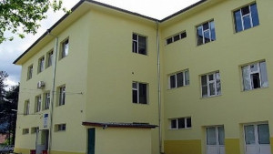 Реновирана болница пести пари от ток