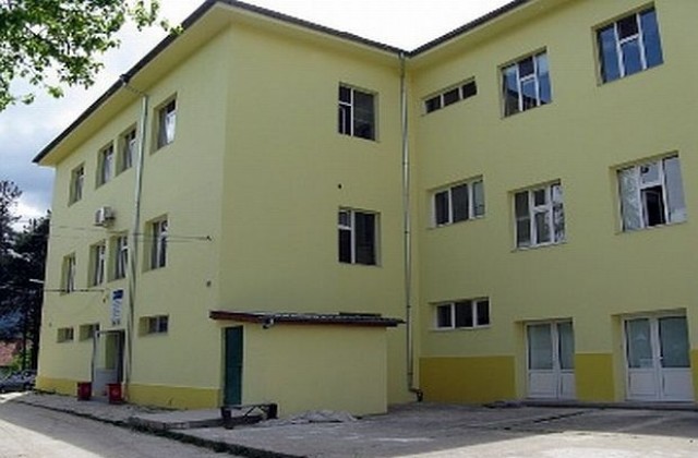 Реновирана болница пести пари от ток