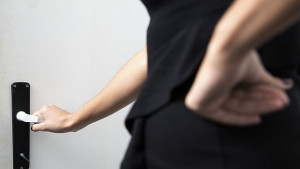 Шведка си имплантира чип за да отваря вратата на офиса