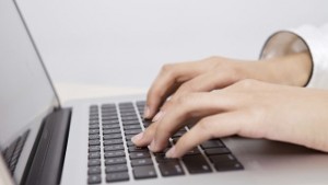 Нова онлайн услуга на НОИ изчислява размера на майчинството