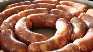 Неизвестни откраднаха близо 80 наденици от къща в Тополи