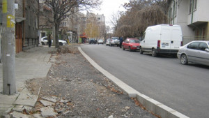 Разширяват тротоарите и стесняват пътя по две улици в Дупница