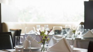 Данъчни наблюдават под прикритие ресторанти и барове за студентския празник