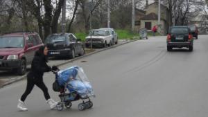 Натоварена варненска улица няма пешеходна пътека СНИМКИ
