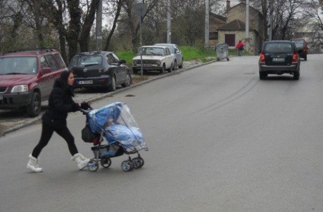 Натоварена варненска улица няма пешеходна пътека (СНИМКИ)