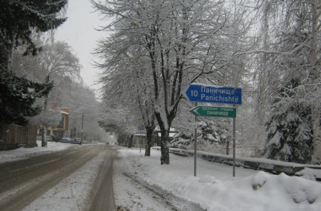 За 2 часа чистят първокласните пътища в областта при снеговалеж