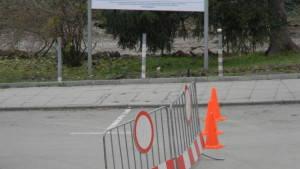 Лунапарк затваря района между Военния клуб и централния вход на