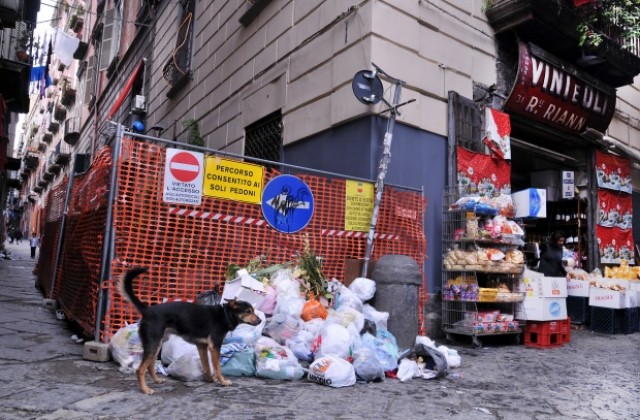 Кметът на Неапол забрани ровенето в уличните кофи за смет