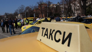 Пазарен абсурд Евтини горива скъпи таксита