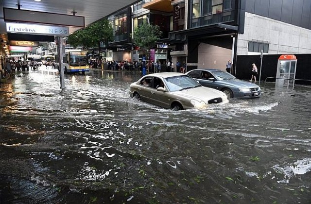 Опустошителна буря връхлетя австралийски град, 40 души пострадаха