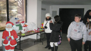 Деца подредиха в изложба ръчно изработени коледни играчки