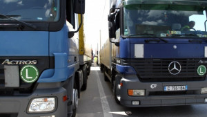 Стартира полицейска операция проверяват камиони за опасни товари