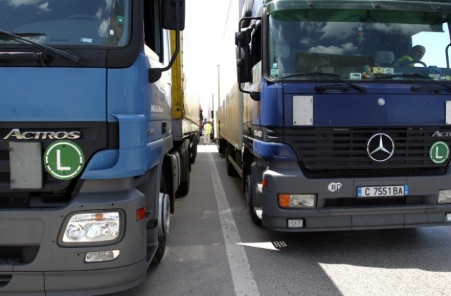 Стартира полицейска операция, проверяват камиони за опасни товари