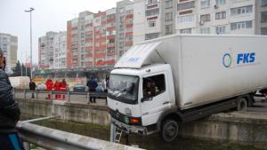 Камион увисна над река Поройна шофьорът остана в кабината половин