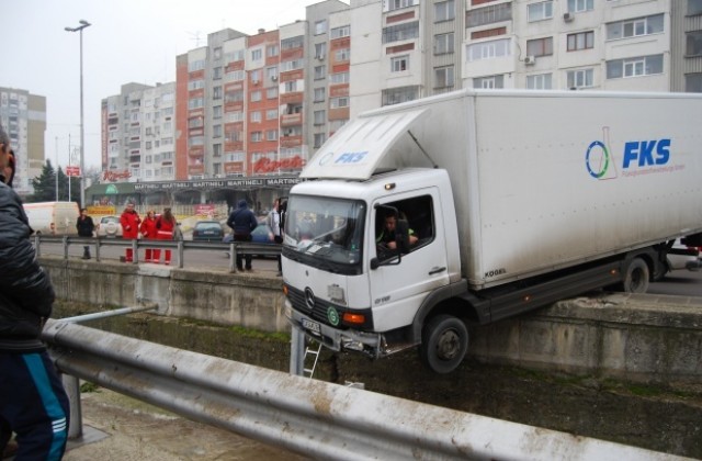 Камион увисна над река Поройна в Шумен (СНИМКИ)