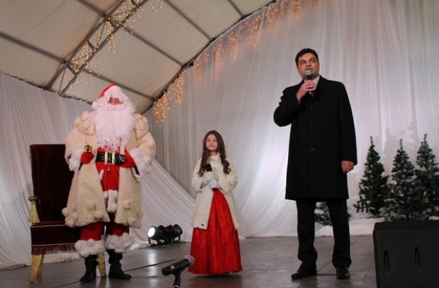Дядо Коледа и Крисия гостуваха в Димитровград. Чакат Хасан и Ибрахим
