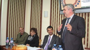 Изпратиха кмета на Мездра с баница