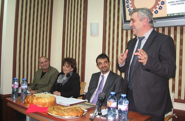 Изпратиха кмета на Мездра с баница