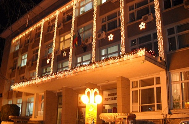 С променена украса за Коледа е фасадата на общината
