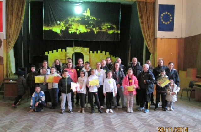 Десетки се включиха в състезанието „Мама, татко и аз”