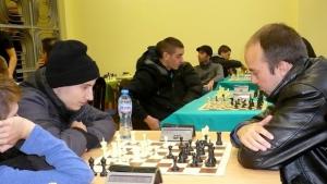 20 младежи участват в турнир по шах