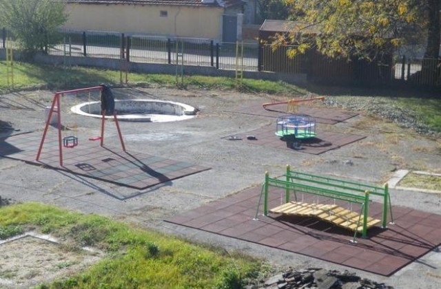 Нови детски площадки в Болярово
