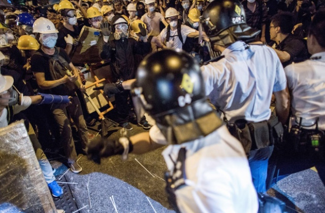 Протестиращи в Хонконг влязоха в сблъсъци с полицията