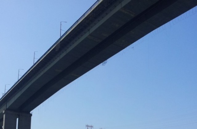 Следят за обледяване по Аспарухов мост