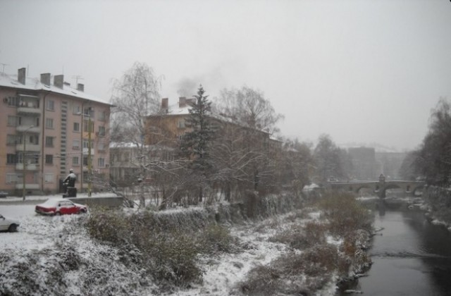 Снеговалежи и поледици в региона