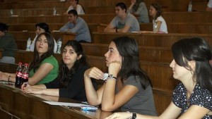 Половината висшисти с позиции за които не се иска висше