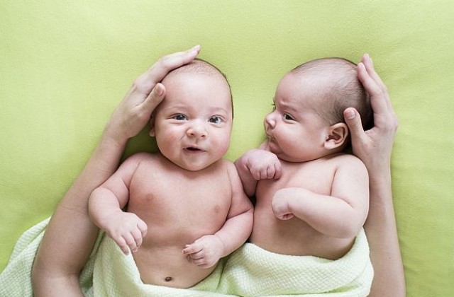 Еднояйчни близнаци се родиха в различни дни
