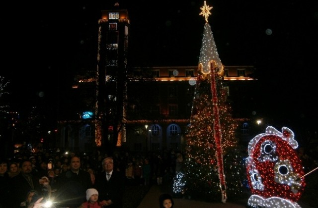 Новата Коледна елха в Плевен грейна на пл.Възраждане