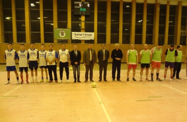 Двама депутати дадоха начало на зимния футболен турнир в Павликени