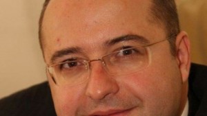 Четин Казак Премиерът се опитва да помири непримиримото